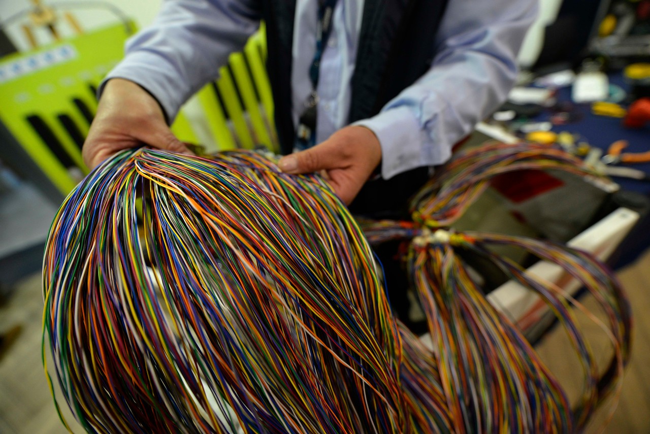 Hombre muestra parte de la fibra óptica