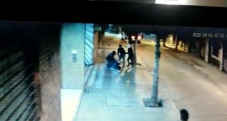 Carabineros repele a tiros brutal abordazo contra amigos en barrio Bellavista