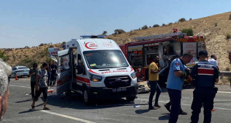 Accidente de bus con ambulancia deja al menos 16 muertos.