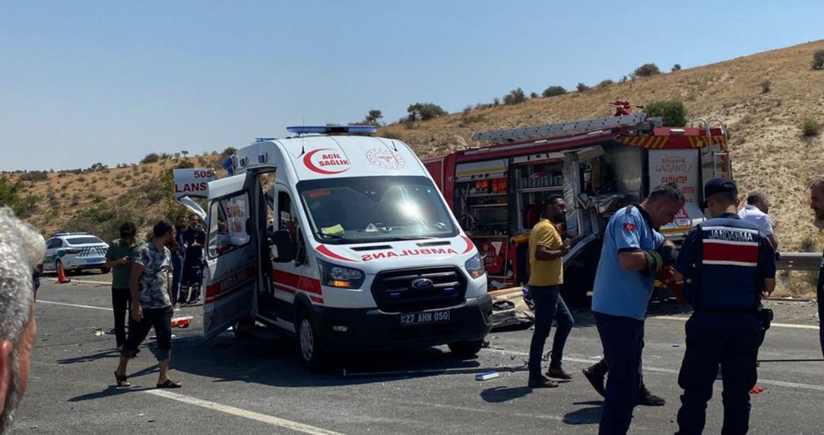 Accidente de bus con ambulancia deja al menos 16 muertos.