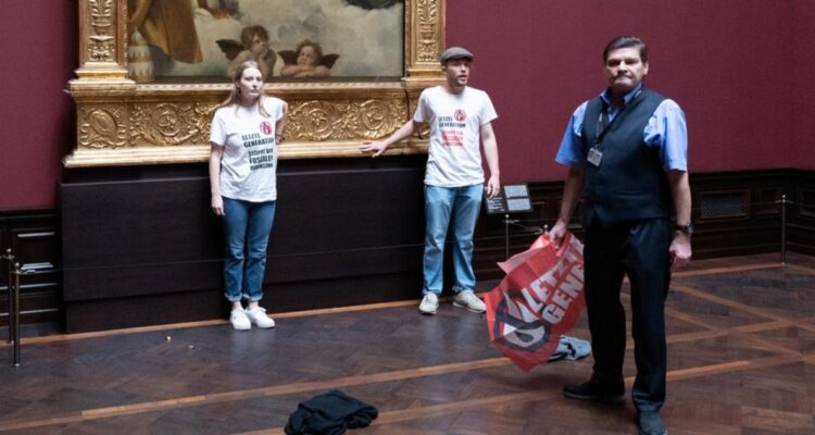 Activistas pegan sus manos al marco de la “Madonna Sixtina” en protesta por el cambio climático