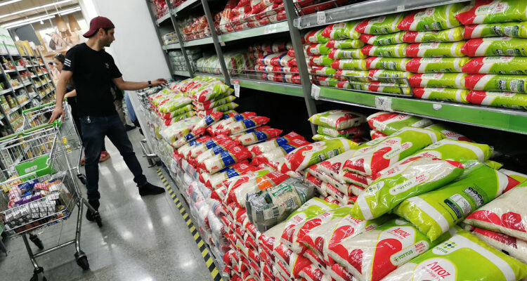 Paquetes de arroz en supermercado