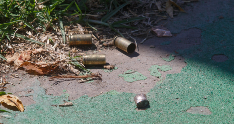 Adulto mayor recibe impacto de bala en Los Ángeles: ocupante de moto le habría disparado