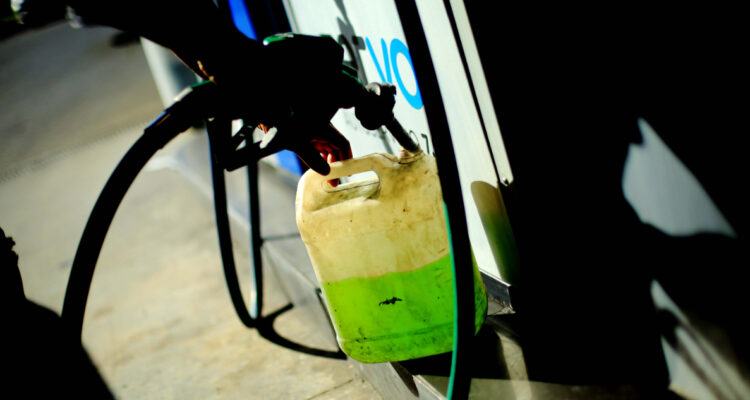 Agosto se va con nueva alza en el precio de las bencinas gasolinas y diésel suben $10,2 por litro