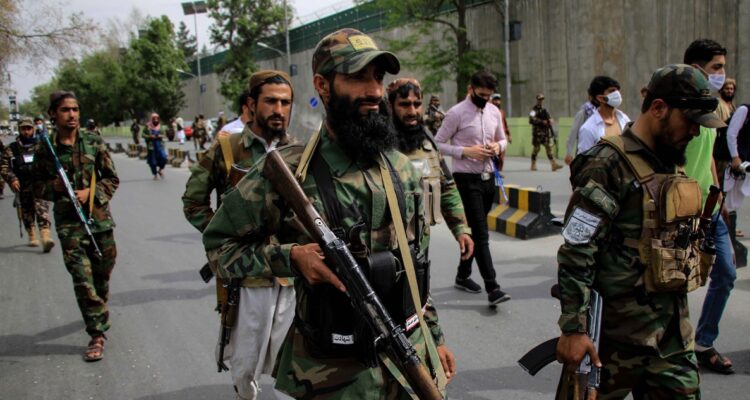 Guardias talibanes en el barrio donde EEUU mató al líder de Al Qaeda.