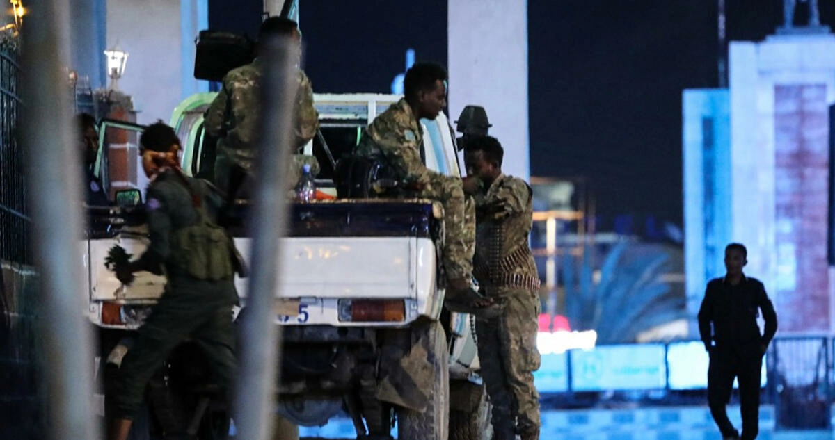 Fuerzas de seguridad de Somalia patrullan cerca del hotel Hayat de Mogadiscio tras un ataque del grupo islamista Al Shabab.
