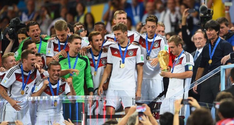 Philipp Lahm, con la copa tras ser campeones en Brasil 2014.