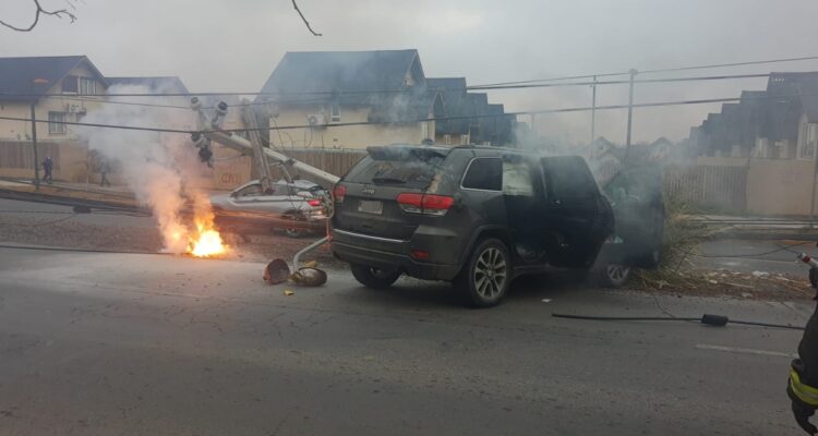 Vehículo sufre amago de incendio tras chocar con poste en Peñalolén: madre e hijas lograron escapar