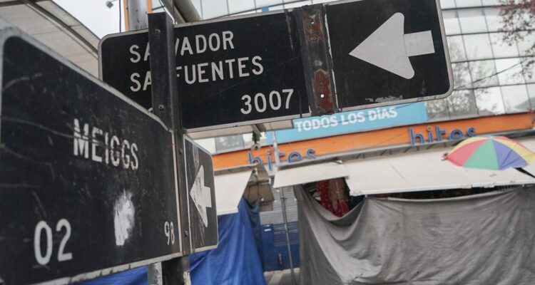 Revelan encuesta a comerciantes ambulantes de Meiggs: pueden ganar hasta $1,2 millones mensuales