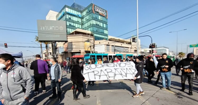 Ambulantes protestan en Plaza de Maipú tras anuncio del Gobierno para sacarlos del lugar