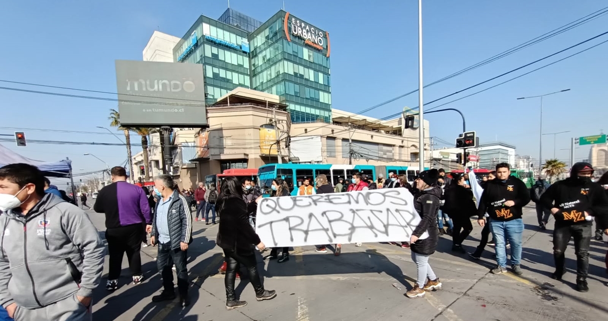Ambulantes protestan en Plaza de Maipú tras anuncio del Gobierno para sacarlos del lugar