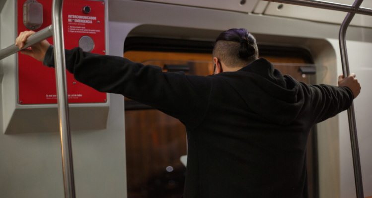 Apuñalan hombre interior metro