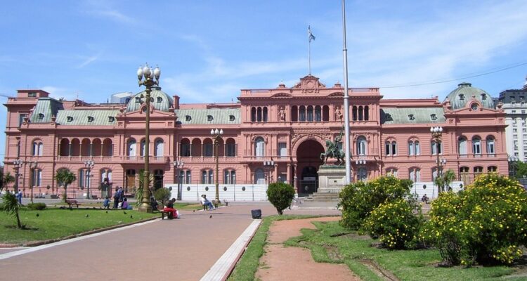 Gobierno de Argentina restringe viajes al exterior como medida de ahorro