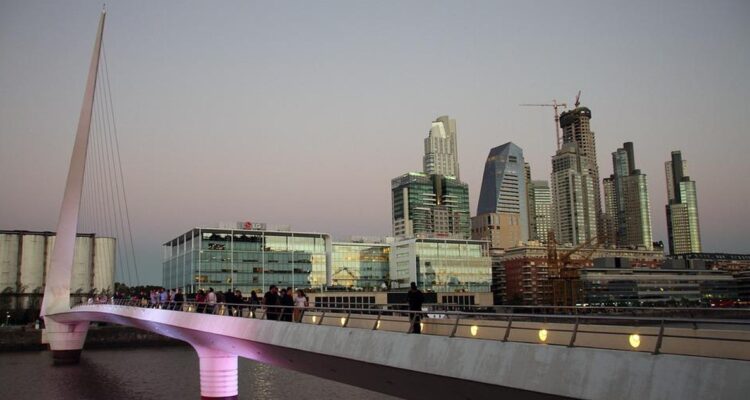 Argentina aumentará las jubilaciones y entregará bono a pensionados ante la elevada inflación