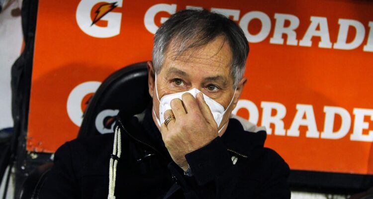 Ariel Holan dirigiendo ante O’Higgins.