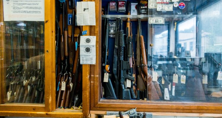 Dos empresas de venta de armas acuerdan detener la comercialización en Nueva York