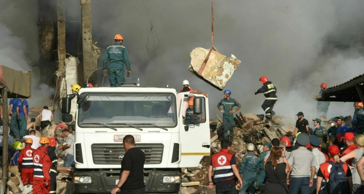 Equipos de rescate buscan posibles sobrevivientes entre los escombros del mercado de Ereván.