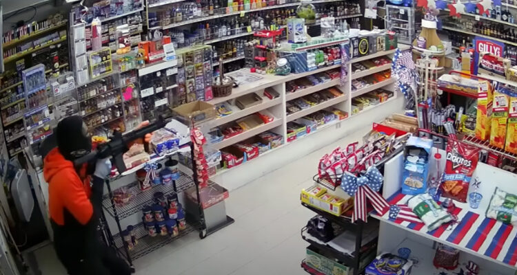 Anciano defiende licorería con su escopeta en California: delincuente con rifle asalto terminó grave