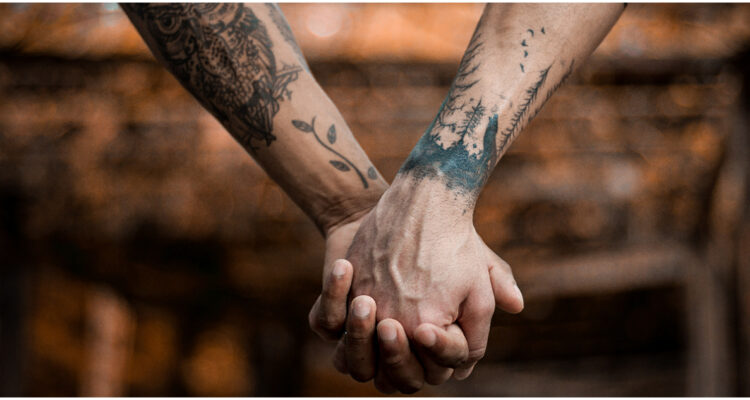 pareja homosexual de la mano