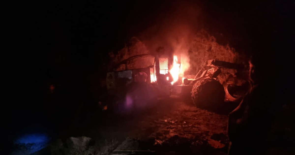 Ataque incendiario destruye un skidder y una retroexcavadora de uso forestal en Chol Chol