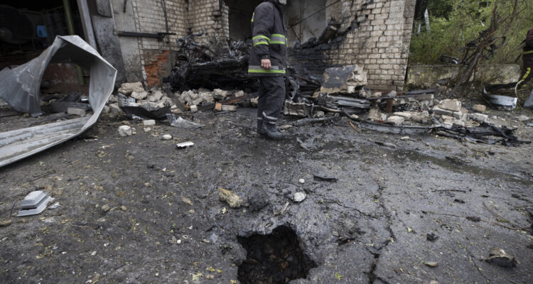 Fotografía de archivo de un cráter dejado por un misil en un ataque de la artillería rusa en Járkov (Ucrania)