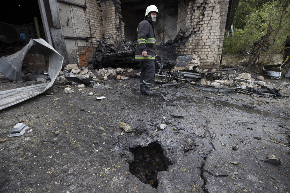 Fotografía de archivo de un cráter dejado por un misil en un ataque de la artillería rusa en Járkov (Ucrania)