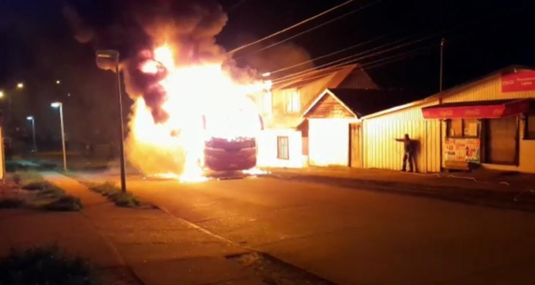 Weichan Auka Mapu quema un bus y deja otro con daños durante ataque armado en zona urbana de Cañete.