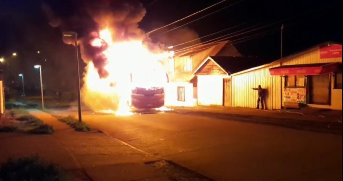 Weichan Auka Mapu quema un bus y deja otro con daños durante ataque armado en zona urbana de Cañete.