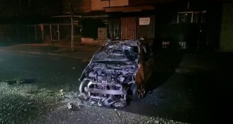 Queman vehículo en Maipú: sería ajuste de cuentas