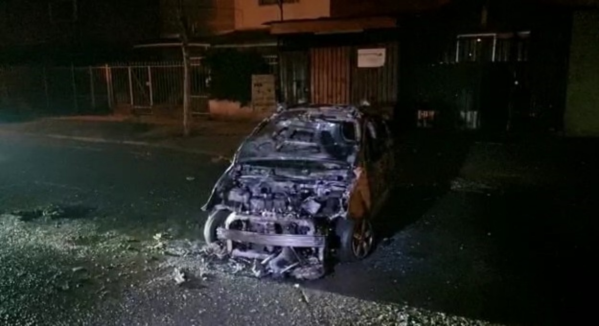 Queman vehículo en Maipú: sería ajuste de cuentas