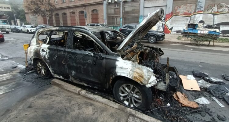 Automóvil quemado en pleno barrio Yungay