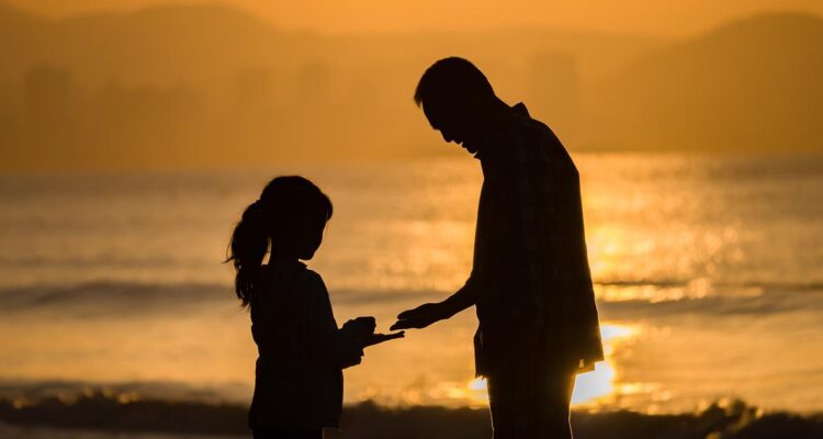 Foto contexto padre, hija y pensiones de alimento