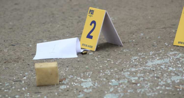 Asesinan a disparos a dos adultos y dejan dos menores heridos durante balacera en Valparaíso.