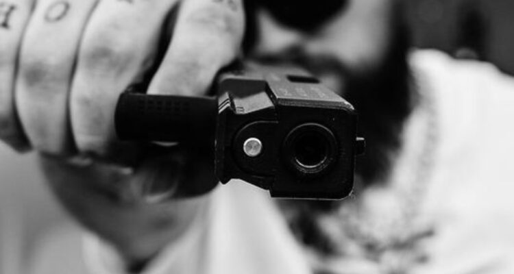 Baleado hombre riña