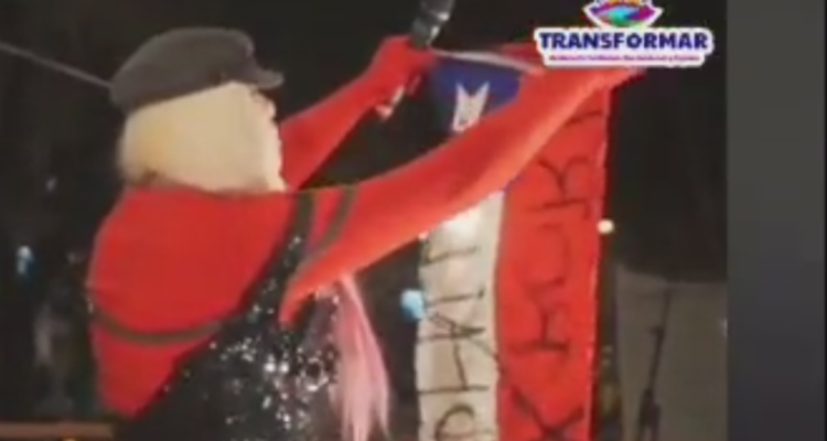 Performance sexual con bandera chilena en actividad de Apruebo Transformar causa rechazo transversal.