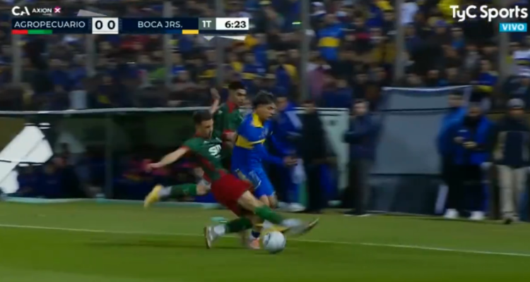 Brutal entrada sobre Exequiel Zeballos en el duelo entre Boca Juniors y Agropecuario.