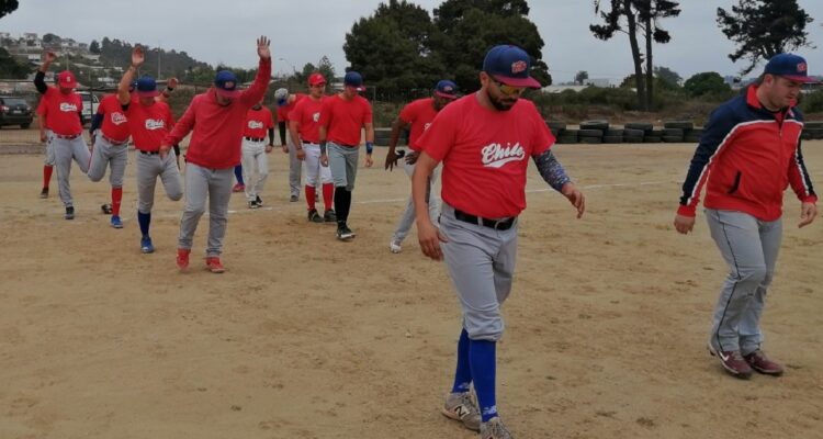 Jugadores de béisbol de Chile durante un entrenamiento.