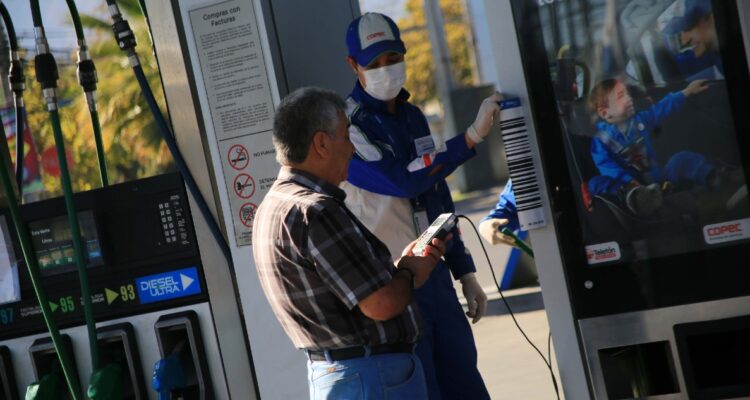 Ante caída del dólar y moderación del precio del crudo: ¿Bajarán las bencinas en Chile?