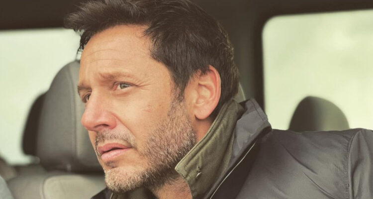 El actor Benjamín Vicuña mira hacia su izquierda con semblante serio.