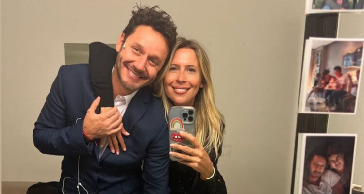 Benjamín Vicuña y Eli Sulichin abrazados posando para la cámara.