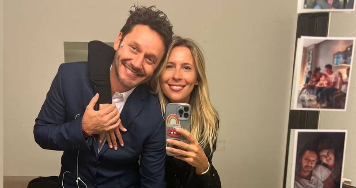Benjamín Vicuña y Eli Sulichin abrazados posando para la cámara.