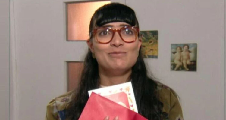 La protagonista de Yo Soy Betty, la Fea suspirando enamorada tras una carta de Armando Mendoza.