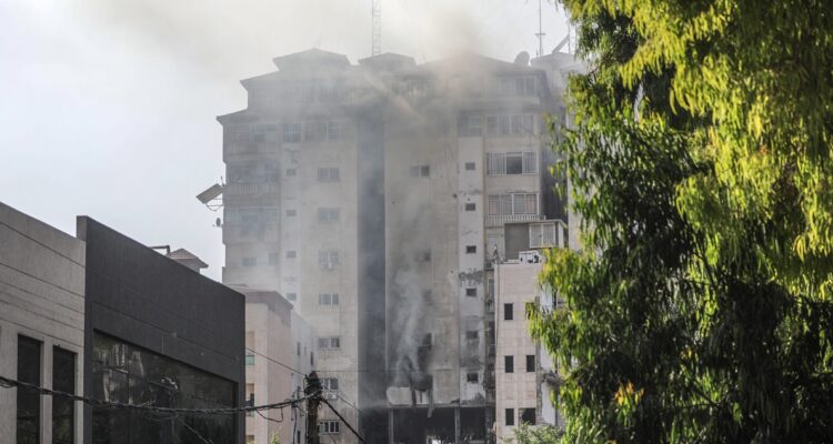 La Torre Gaza tras ser impactada por un misil israelí.