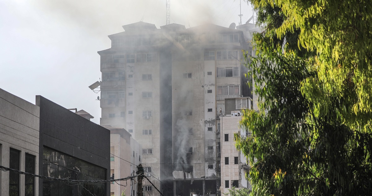 La Torre Gaza tras ser impactada por un misil israelí.