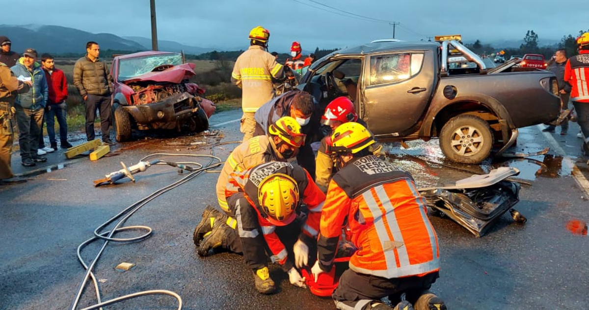 Trabajo de Bomberos por colisión vehicular en ruta Toltén-Queule