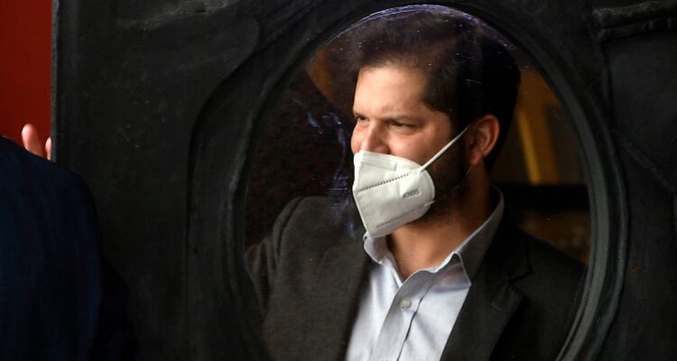 Medio califica a Boric de izquierdista millennial y aborda apoyo de economistas a nueva Constitución