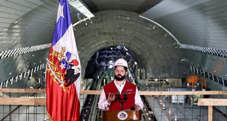“Metro es dignidad”: Presidente Boric visita extensión de Línea 2 y destaca caída en tiempo de viaje