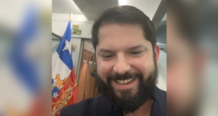 Boric pestañea – boric – pestañea