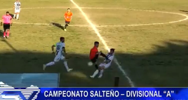 Jugador uruguayo acabó hospitalizado tras brutal patada.