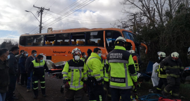 Un lesionado deja colisión de bus con tractor camino a Antuco: bajaron con escaleras a los pasajeros.